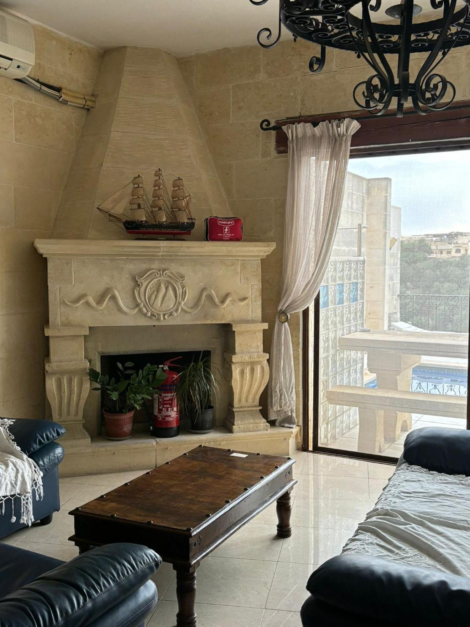 Gozo Island Escape Sleeps 4 With Private Bathroom Ghajn il-Kbira  Eksteriør billede